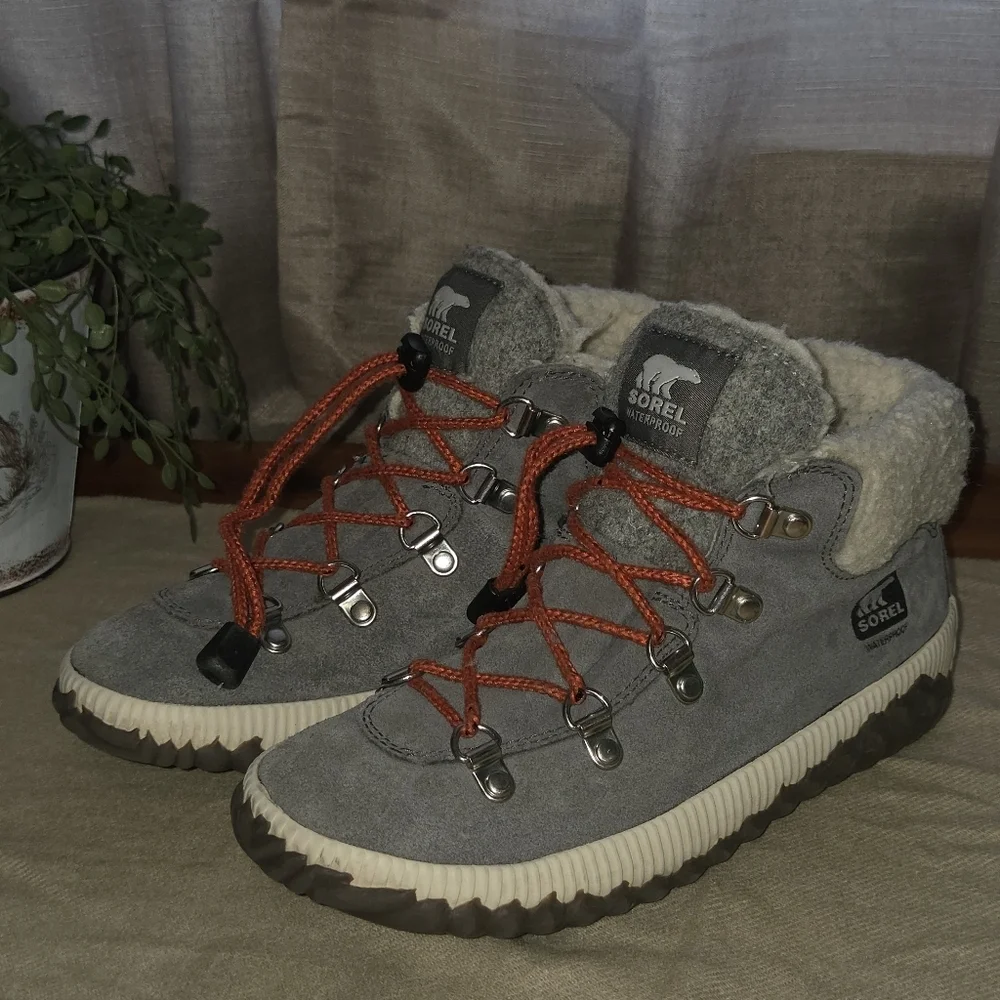 Sorel Kids  size 4 Boots in Gray suede with Orange Accents